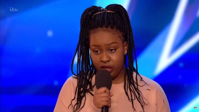 The moment she stepped onto the stage, the young woman boldly declared, "I am the greatest singer on Earth!" 1 girl step 1